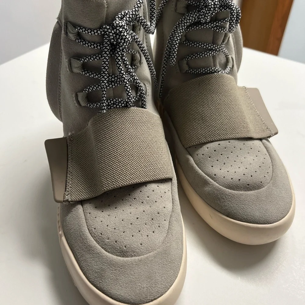 Yeezy 750 Boost - Picture 2 of 8